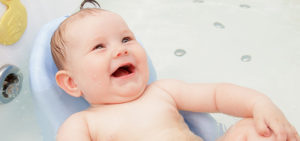 Read more about the article Alles rund um’s Baby baden: So badest du dein Kind richtig