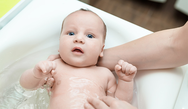 Die richtige Haltung beim Baby baden