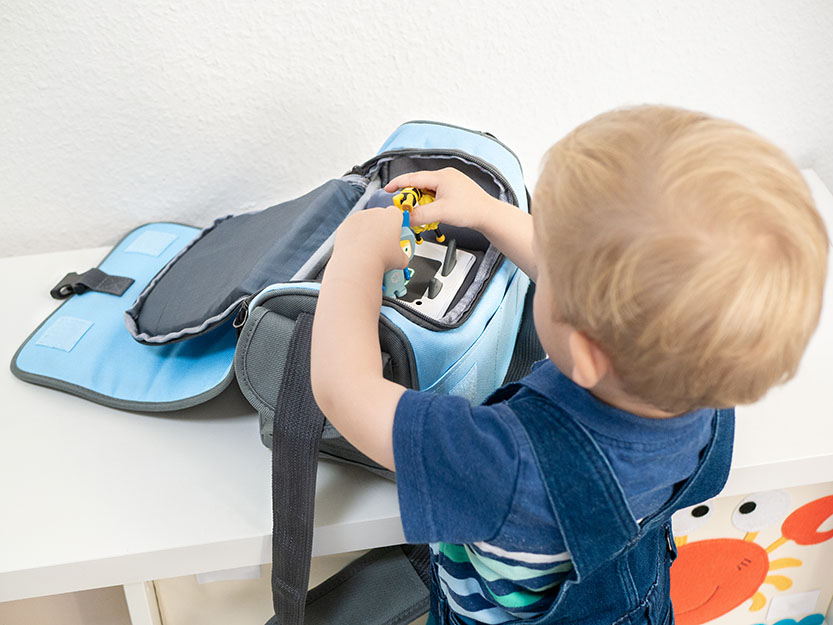 Kind mit blauer Musikbox-Tasche und Toniebox
